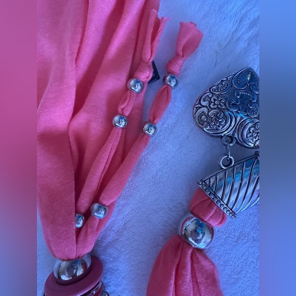 CORAL LARGE CRYSTAL HEART JEWEL SCARF - Picture 8 of 10